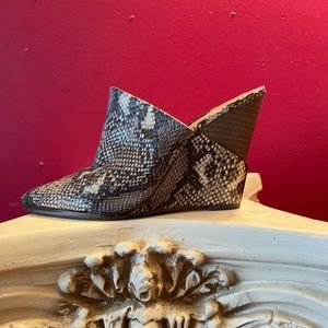 Jessica Simpson snake mules